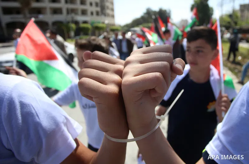 Palestinian boys shout slogans during a rally in support of Palestinian prisoners on hunger strike in Israeli jails, in the West Bank city of Nablus April 20, 2017. Photo by Ayman Ameen