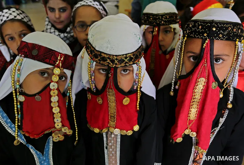 Palestinian girls wear heritage as they pose for a photograph during a ceremony, in Gaza City April 20, 2017. Photo by Ashraf Amra