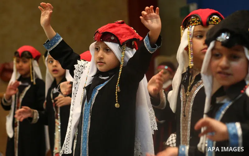 Palestinian girls wear heritage as they pose for a photograph during a ceremony, in Gaza City April 20, 2017. Photo by Ashraf Amra
