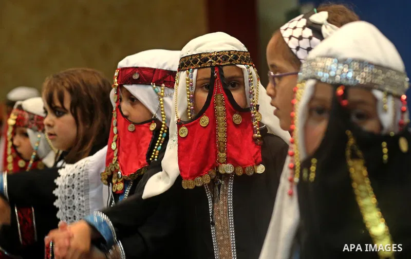 Palestinian girls wear heritage as they pose for a photograph during a ceremony, in Gaza City April 20, 2017. Photo by Ashraf Amra
