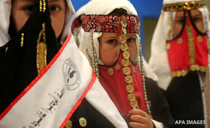 Palestinian girls wear heritage as they pose for a photograph during a ceremony, in Gaza City April 20, 2017. Photo by Ashraf Amra