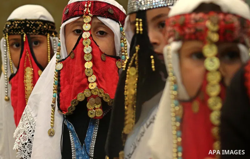 Palestinian girls wear heritage as they pose for a photograph during a ceremony, in Gaza City April 20, 2017. Photo by Ashraf Amra