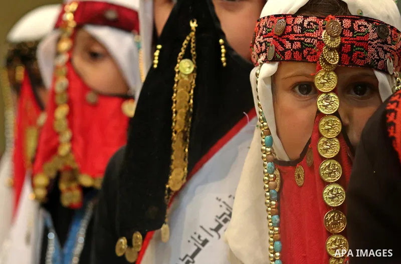 Palestinian girls wear heritage as they pose for a photograph during a ceremony, in Gaza City April 20, 2017. Photo by Ashraf Amra