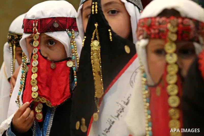 Palestinian girls wear heritage as they pose for a photograph during a ceremony, in Gaza City April 20, 2017. Photo by Ashraf Amra