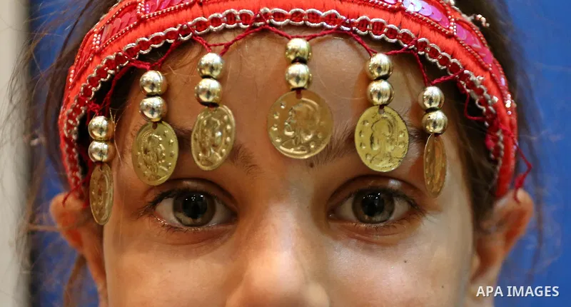 Palestinian girls wear heritage as they pose for a photograph during a ceremony, in Gaza City April 20, 2017. Photo by Ashraf Amra