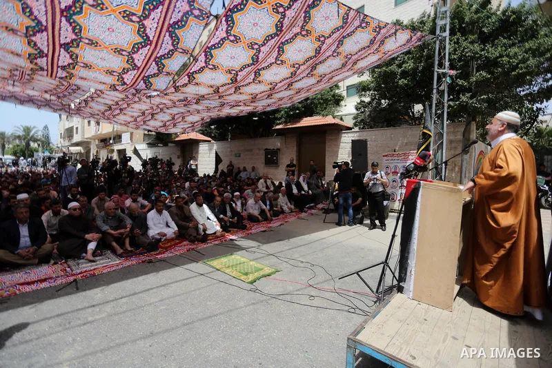 Palestinian supporters of the Islamic Jihad Movement attend Friday prayer to show solidarity with Palestinian prisoners on hunger strike in Israeli Jails, in front of Red cross office in Gaza city, on April 21, 2017. Pho...