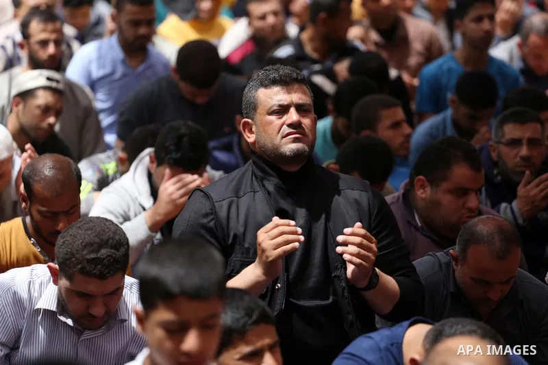 Palestinian supporters of the Islamic Jihad Movement attend Friday prayer to show solidarity with Palestinian prisoners on hunger strike in Israeli Jails, in front of Red cross office in Gaza city, on April 21, 2017. Pho...