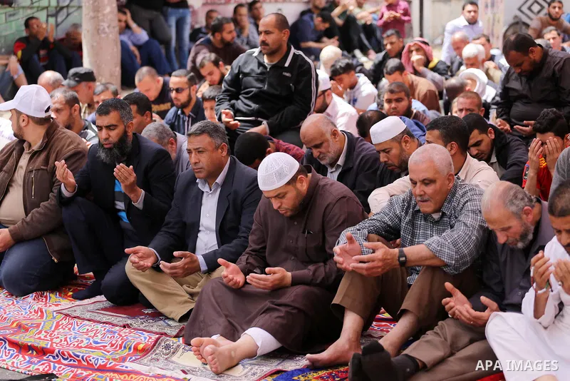 Palestinian supporters of the Islamic Jihad Movement attend Friday prayer to show solidarity with Palestinian prisoners on hunger strike in Israeli Jails, in front of Red cross office in Gaza city, on April 21, 2017. Pho...