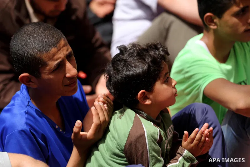 Palestinian supporters of the Islamic Jihad Movement attend Friday prayer to show solidarity with Palestinian prisoners on hunger strike in Israeli Jails, in front of Red cross office in Gaza city, on April 21, 2017. Pho...