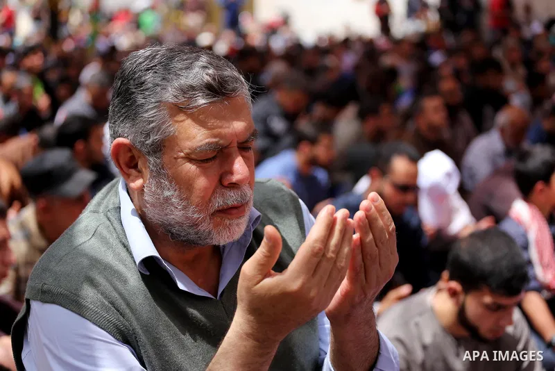 Palestinian supporters of the Islamic Jihad Movement attend Friday prayer to show solidarity with Palestinian prisoners on hunger strike in Israeli Jails, in front of Red cross office in Gaza city, on April 21, 2017. Pho...