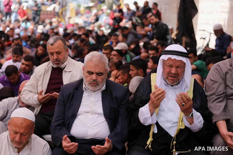Palestinian supporters of the Islamic Jihad Movement attend Friday prayer to show solidarity with Palestinian prisoners on hunger strike in Israeli Jails, in front of Red cross office in Gaza city, on April 21, 2017. Pho...