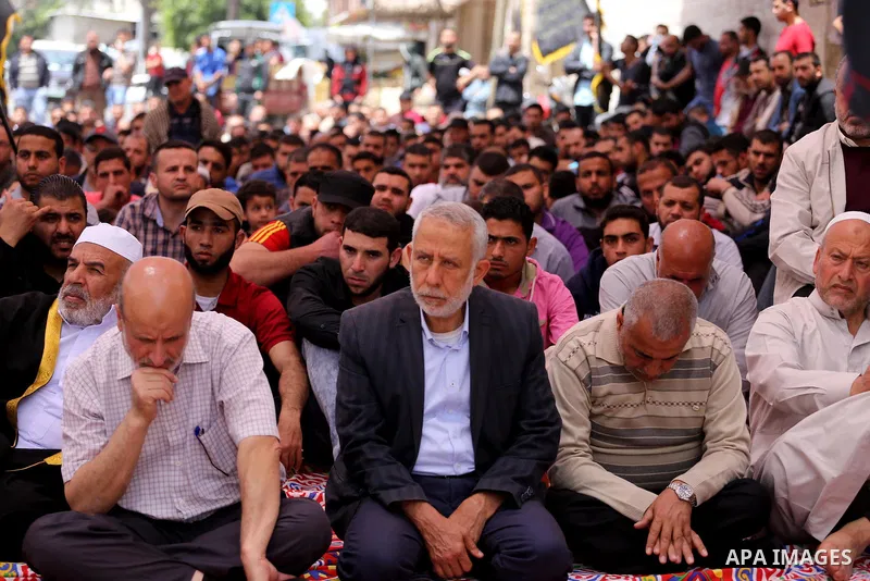 Palestinian supporters of the Islamic Jihad Movement attend Friday prayer to show solidarity with Palestinian prisoners on hunger strike in Israeli Jails, in front of Red cross office in Gaza city, on April 21, 2017. Pho...