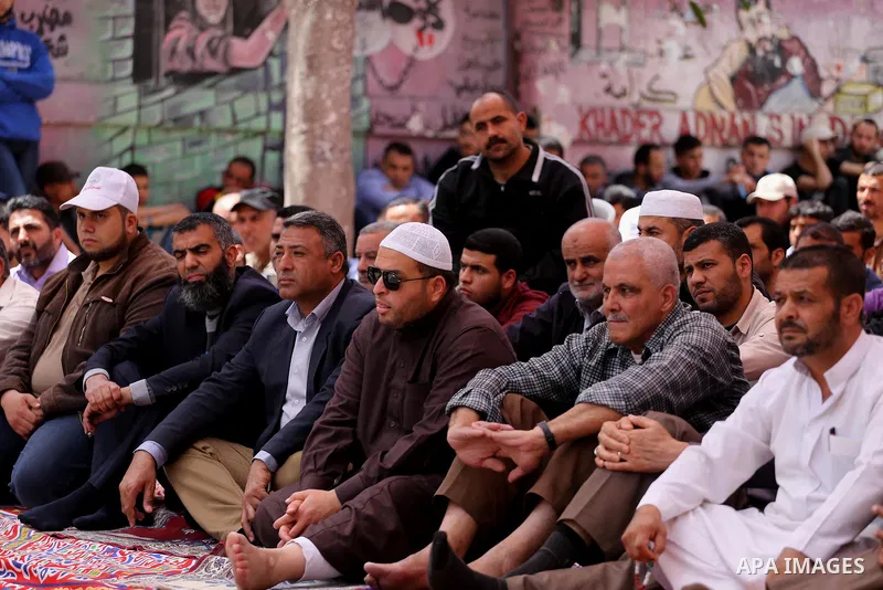 Palestinian supporters of the Islamic Jihad Movement attend Friday prayer to show solidarity with Palestinian prisoners on hunger strike in Israeli Jails, in front of Red cross office in Gaza city, on April 21, 2017. Pho...