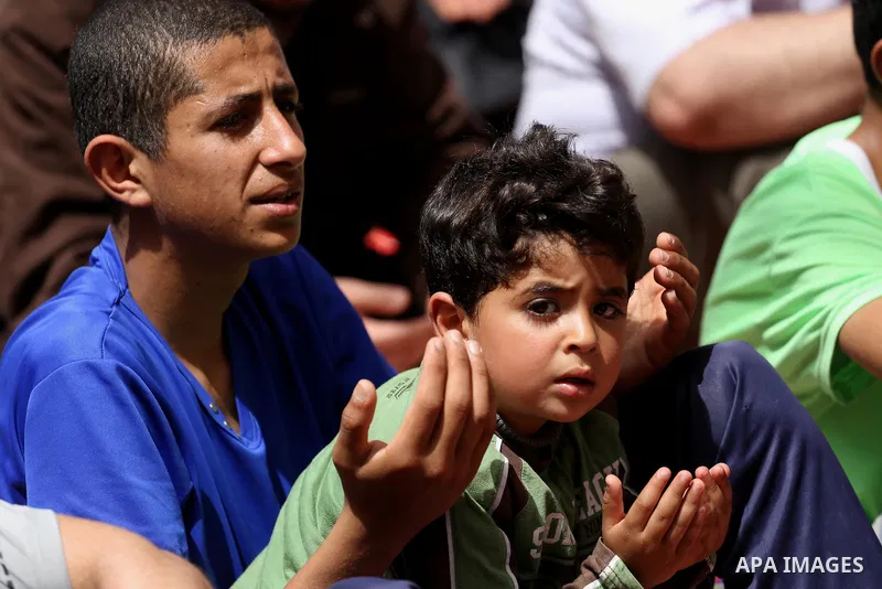 Palestinian supporters of the Islamic Jihad Movement attend Friday prayer to show solidarity with Palestinian prisoners on hunger strike in Israeli Jails, in front of Red cross office in Gaza city, on April 21, 2017. Pho...