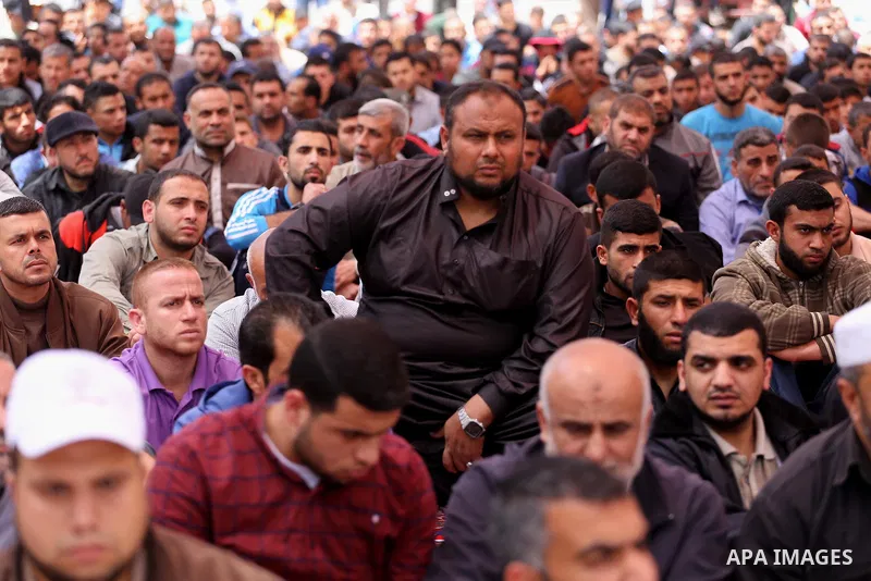 Palestinian supporters of the Islamic Jihad Movement attend Friday prayer to show solidarity with Palestinian prisoners on hunger strike in Israeli Jails, in front of Red cross office in Gaza city, on April 21, 2017. Pho...
