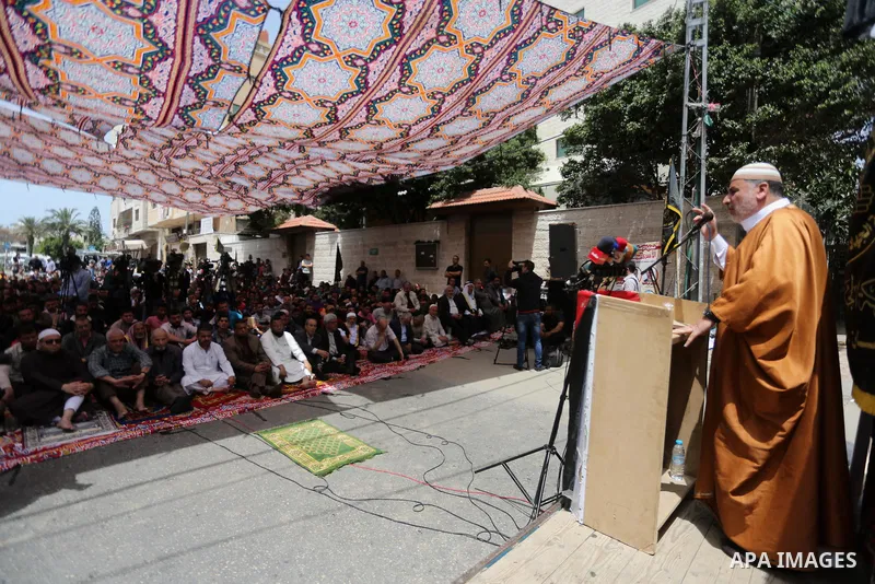 Palestinian supporters of the Islamic Jihad Movement attend Friday prayer to show solidarity with Palestinian prisoners on hunger strike in Israeli Jails, in front of Red cross office in Gaza city, on April 21, 2017. Pho...