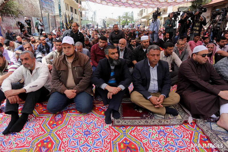 Palestinian supporters of the Islamic Jihad Movement attend Friday prayer to show solidarity with Palestinian prisoners on hunger strike in Israeli Jails, in front of Red cross office in Gaza city, on April 21, 2017. Pho...