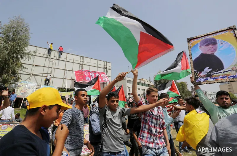 Palestinian supporters of Fatah movement take part during a protest in solidarity with Palestinian prisoners on hunger strike in Israeli jails, in Gaza city on April 22, 2017. Photo by Ashraf Amra