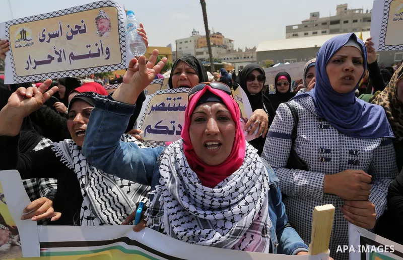 Palestinian supporters of Fatah movement take part during a protest in solidarity with Palestinian prisoners on hunger strike in Israeli jails, in Gaza city on April 22, 2017. Photo by Ashraf Amra