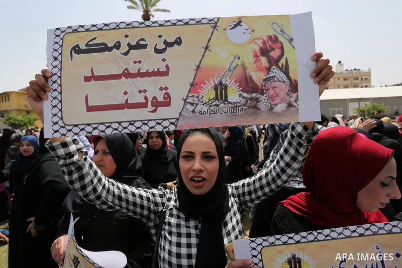 Palestinian supporters of Fatah movement take part during a protest in solidarity with Palestinian prisoners on hunger strike in Israeli jails, in Gaza city on April 22, 2017. Photo by Ashraf Amra