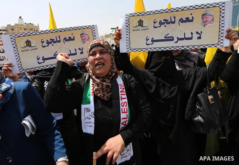 Palestinian supporters of Fatah movement take part during a protest in solidarity with Palestinian prisoners on hunger strike in Israeli jails, in Gaza city on April 22, 2017. Photo by Ashraf Amra