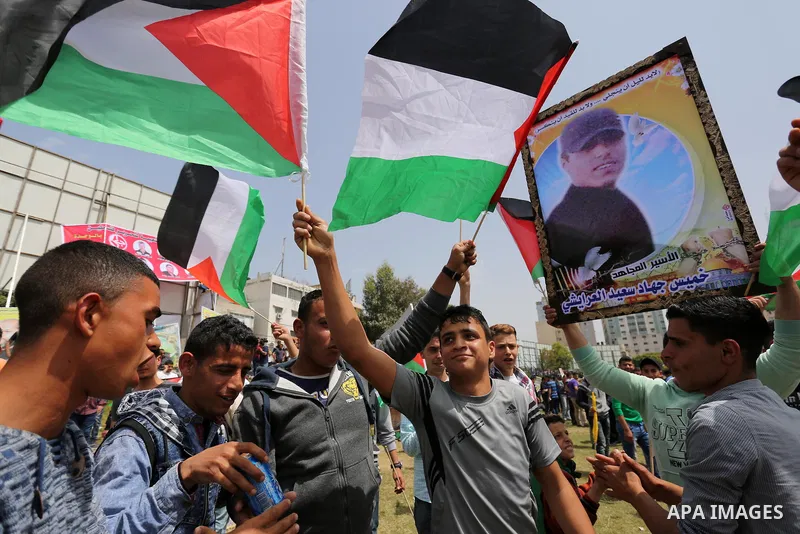 Palestinian supporters of Fatah movement take part during a protest in solidarity with Palestinian prisoners on hunger strike in Israeli jails, in Gaza city on April 22, 2017. Photo by Ashraf Amra