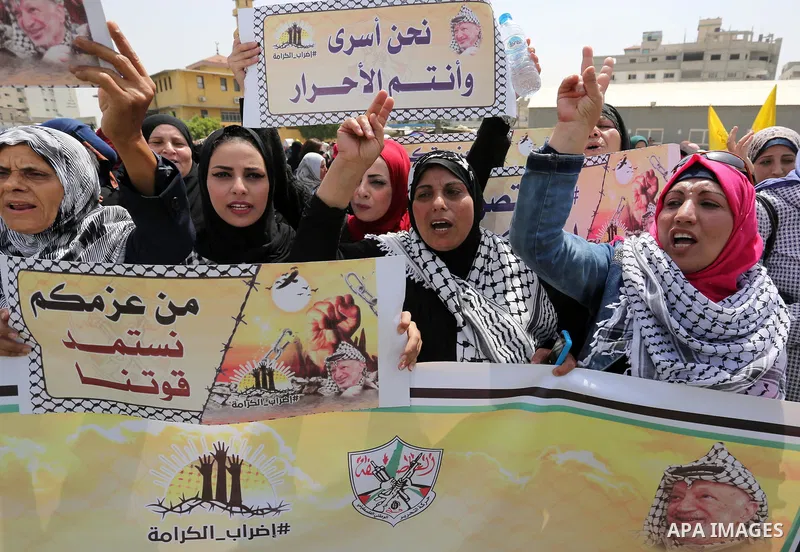 Palestinian supporters of Fatah movement take part during a protest in solidarity with Palestinian prisoners on hunger strike in Israeli jails, in Gaza city on April 22, 2017. Photo by Ashraf Amra