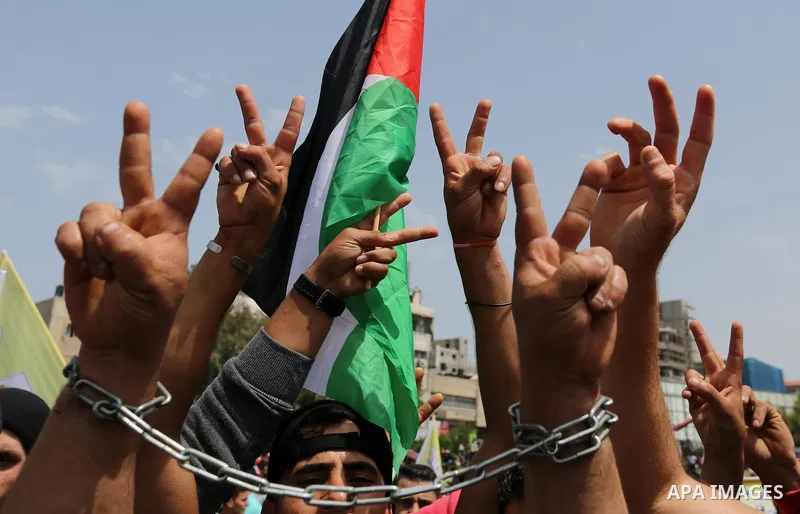 Palestinian supporters of Fatah movement take part during a protest in solidarity with Palestinian prisoners on hunger strike in Israeli jails, in Gaza city on April 22, 2017. Photo by Ashraf Amra