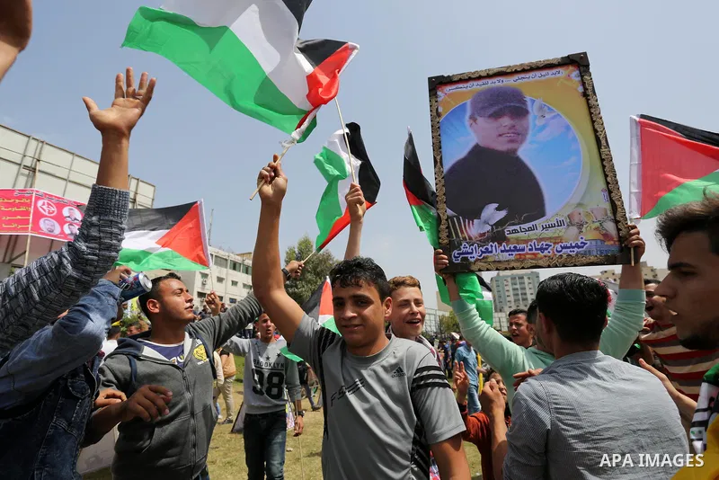 Palestinian supporters of Fatah movement take part during a protest in solidarity with Palestinian prisoners on hunger strike in Israeli jails, in Gaza city on April 22, 2017. Photo by Ashraf Amra