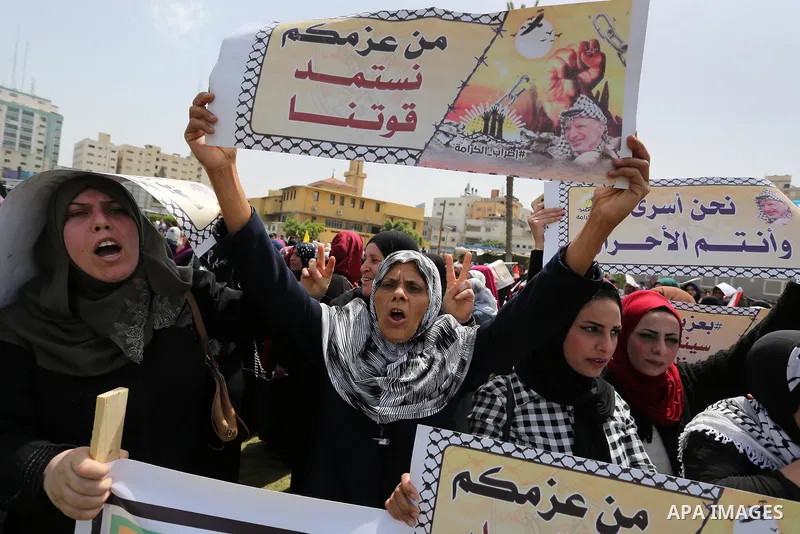Palestinian supporters of Fatah movement take part during a protest in solidarity with Palestinian prisoners on hunger strike in Israeli jails, in Gaza city on April 22, 2017. Photo by Ashraf Amra
