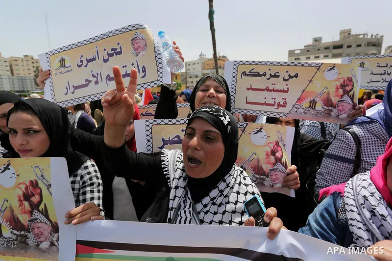 Palestinian supporters of Fatah movement take part during a protest in solidarity with Palestinian prisoners on hunger strike in Israeli jails, in Gaza city on April 22, 2017. Photo by Ashraf Amra