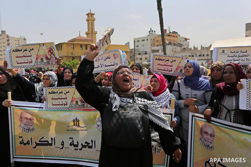 Palestinian supporters of Fatah movement take part during a protest in solidarity with Palestinian prisoners on hunger strike in Israeli jails, in Gaza city on April 22, 2017. Photo by Ashraf Amra