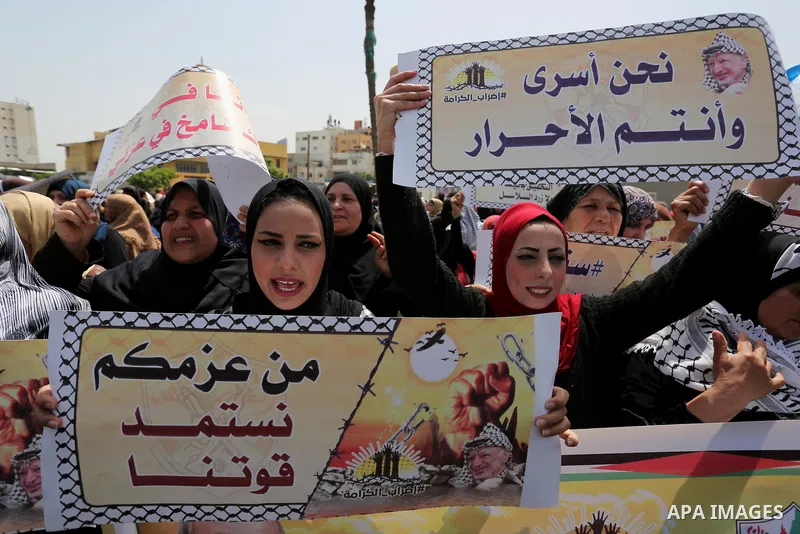 Palestinian supporters of Fatah movement take part during a protest in solidarity with Palestinian prisoners on hunger strike in Israeli jails, in Gaza city on April 22, 2017. Photo by Ashraf Amra