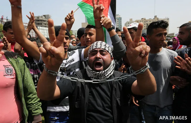 Palestinian supporters of Fatah movement take part during a protest in solidarity with Palestinian prisoners on hunger strike in Israeli jails, in Gaza city on April 22, 2017. Photo by Ashraf Amra