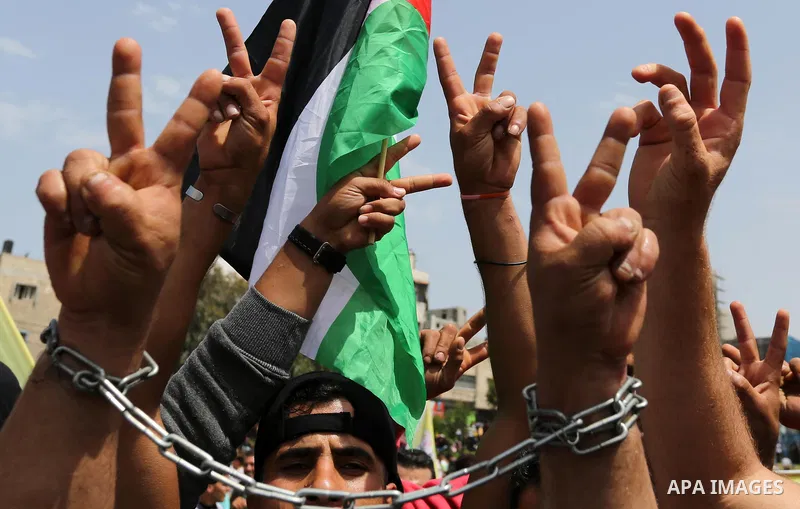 Palestinian supporters of Fatah movement take part during a protest in solidarity with Palestinian prisoners on hunger strike in Israeli jails, in Gaza city on April 22, 2017. Photo by Ashraf Amra
