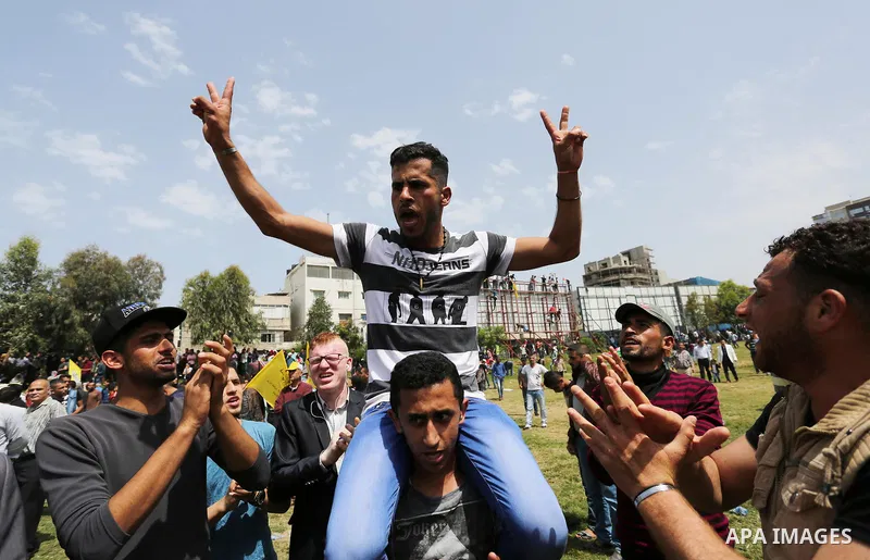 Palestinian supporters of Fatah movement take part during a protest in solidarity with Palestinian prisoners on hunger strike in Israeli jails, in Gaza city on April 22, 2017. Photo by Ashraf Amra
