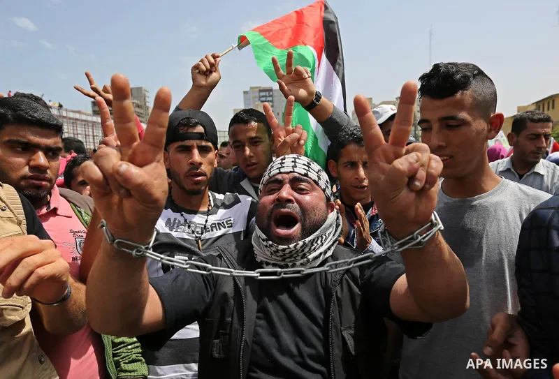 Palestinian supporters of Fatah movement take part during a protest in solidarity with Palestinian prisoners on hunger strike in Israeli jails, in Gaza city on April 22, 2017. Photo by Ashraf Amra