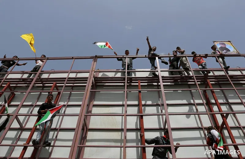 Palestinian supporters of Fatah movement take part during a protest in solidarity with Palestinian prisoners on hunger strike in Israeli jails, in Gaza city on April 22, 2017. Photo by Ashraf Amra