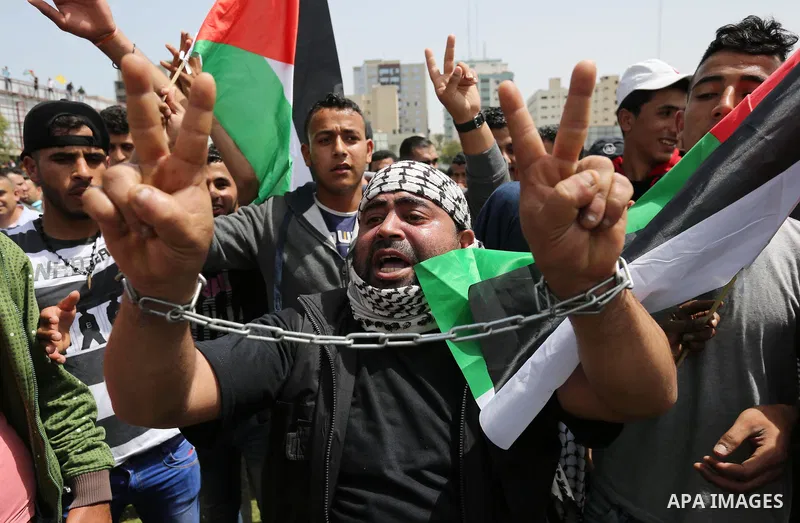 Palestinian supporters of Fatah movement take part during a protest in solidarity with Palestinian prisoners on hunger strike in Israeli jails, in Gaza city on April 22, 2017. Photo by Ashraf Amra