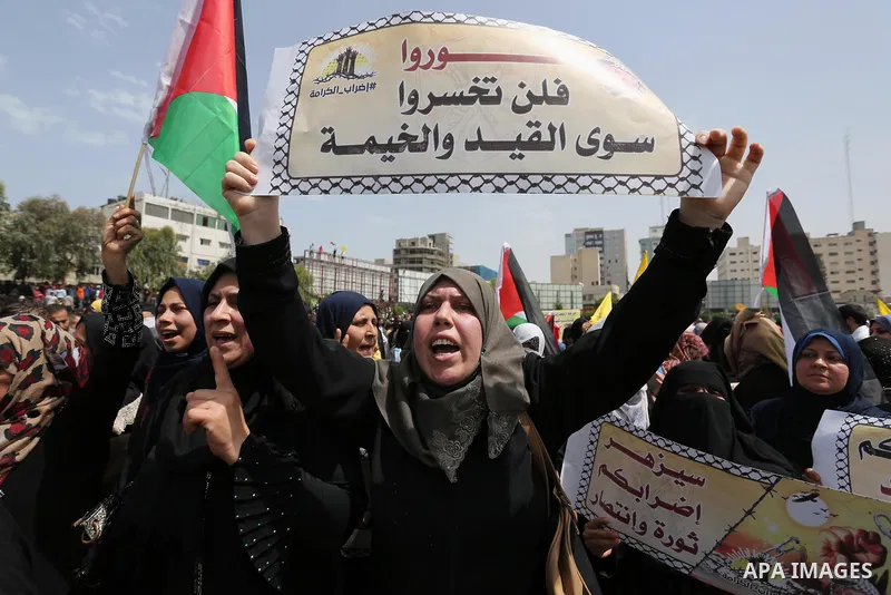 Palestinian supporters of Fatah movement take part during a protest in solidarity with Palestinian prisoners on hunger strike in Israeli jails, in Gaza city on April 22, 2017. Photo by Ashraf Amra