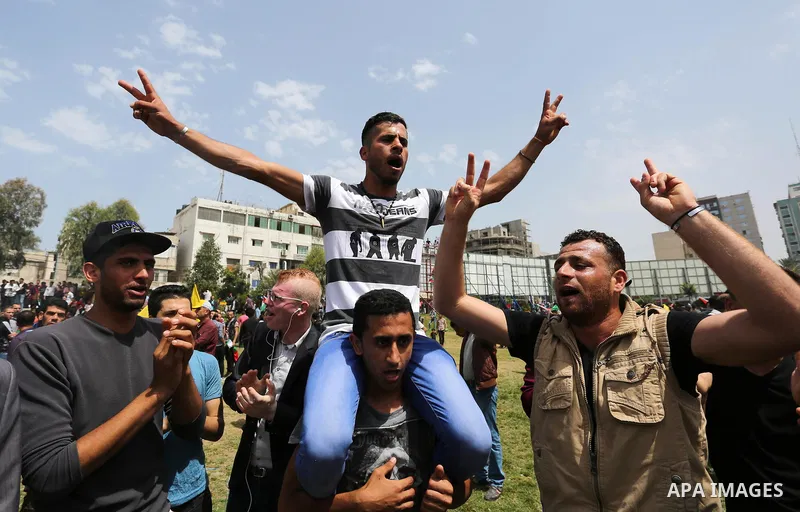 Palestinian supporters of Fatah movement take part during a protest in solidarity with Palestinian prisoners on hunger strike in Israeli jails, in Gaza city on April 22, 2017. Photo by Ashraf Amra