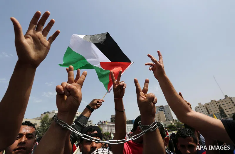 Palestinian supporters of Fatah movement take part during a protest in solidarity with Palestinian prisoners on hunger strike in Israeli jails, in Gaza city on April 22, 2017. Photo by Ashraf Amra
