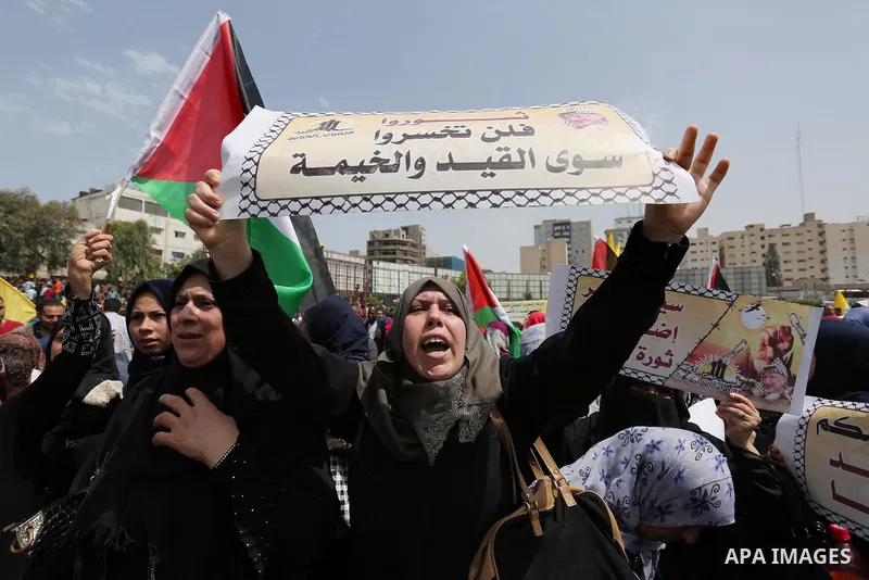 Palestinian supporters of Fatah movement take part during a protest in solidarity with Palestinian prisoners on hunger strike in Israeli jails, in Gaza city on April 22, 2017. Photo by Ashraf Amra