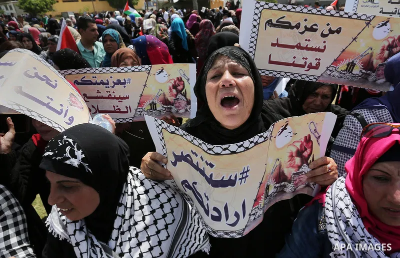 Palestinian supporters of Fatah movement take part during a protest in solidarity with Palestinian prisoners on hunger strike in Israeli jails, in Gaza city on April 22, 2017. Photo by Ashraf Amra