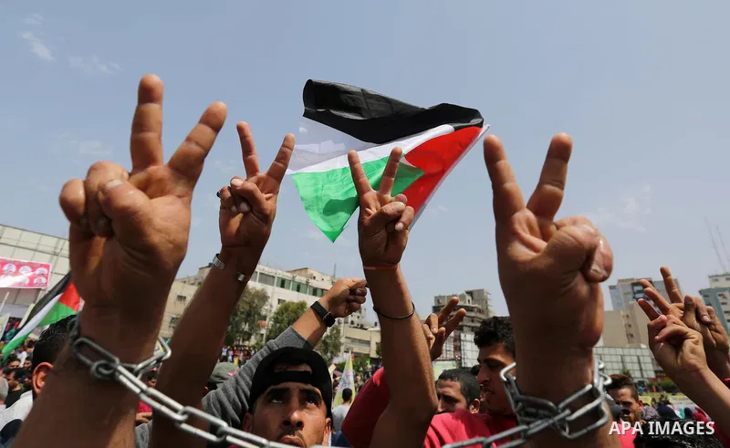 Palestinian supporters of Fatah movement take part during a protest in solidarity with Palestinian prisoners on hunger strike in Israeli jails, in Gaza city on April 22, 2017. Photo by Ashraf Amra