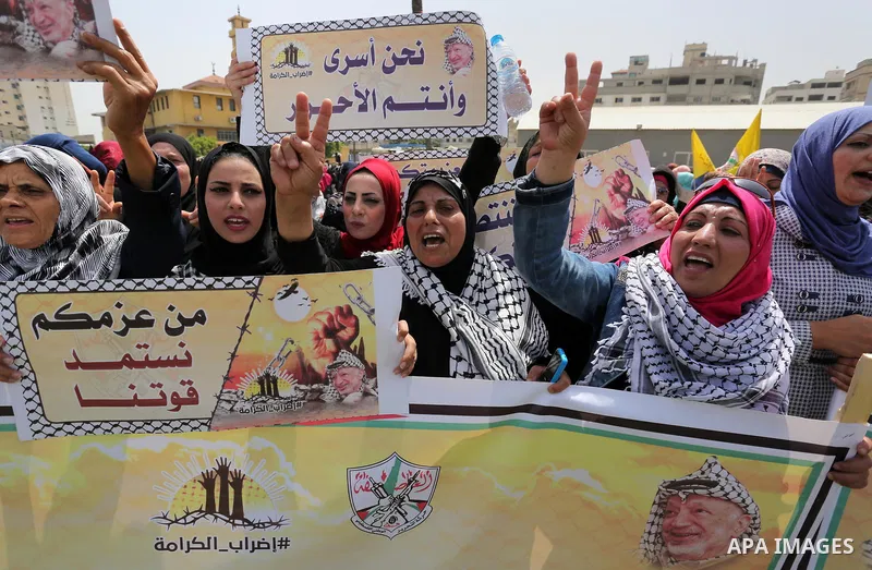 Palestinian supporters of Fatah movement take part during a protest in solidarity with Palestinian prisoners on hunger strike in Israeli jails, in Gaza city on April 22, 2017. Photo by Ashraf Amra