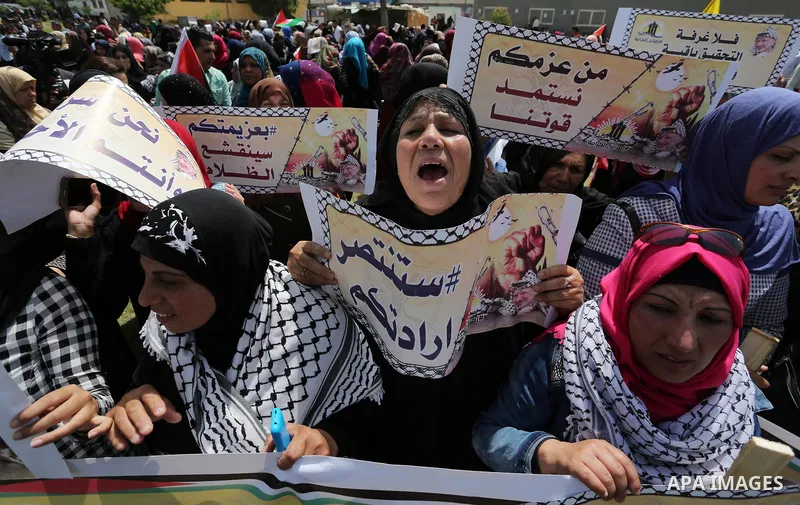 Palestinian supporters of Fatah movement take part during a protest in solidarity with Palestinian prisoners on hunger strike in Israeli jails, in Gaza city on April 22, 2017. Photo by Ashraf Amra