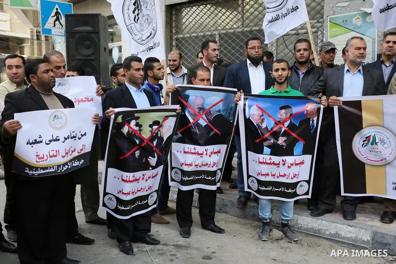 Palestinian supporters of Al-Ahrar movement hold banners during a protest against Palestinian President Mahmoud Abbas and Israeli blockade of the Gaza Strip, in Gaza city, on April 22, 2017. Photo by Ashraf Amra