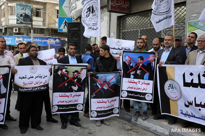 Palestinian supporters of Al-Ahrar movement hold banners during a protest against Palestinian President Mahmoud Abbas and Israeli blockade of the Gaza Strip, in Gaza city, on April 22, 2017. Photo by Ashraf Amra