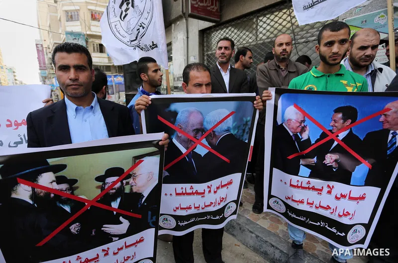 Palestinian supporters of Al-Ahrar movement hold banners during a protest against Palestinian President Mahmoud Abbas and Israeli blockade of the Gaza Strip, in Gaza city, on April 22, 2017. Photo by Ashraf Amra